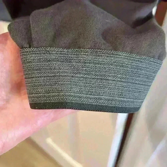 Kenneth Cole Zip Front Sweatshirt. Size L - Picture 4 of 13